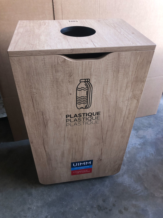 Borne de tri en bois personnalisée pour déchets plastiques