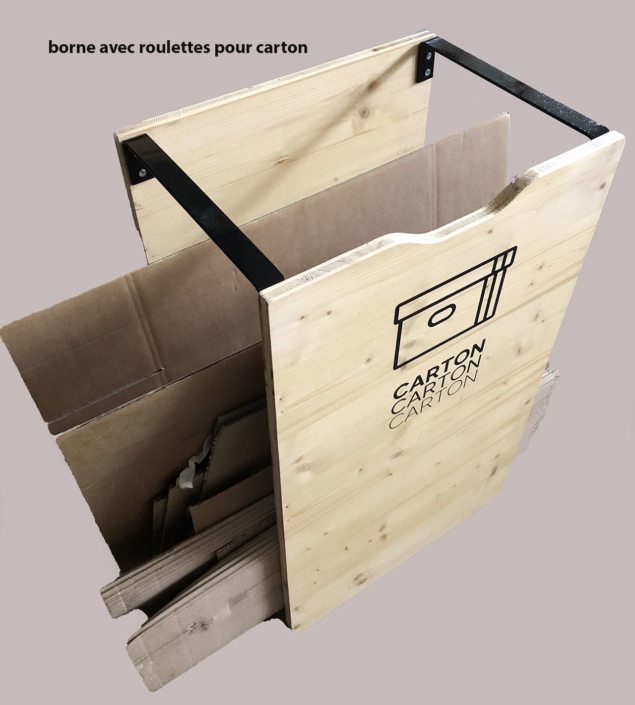 Borne de tri en bois personnalisée avec roulettes