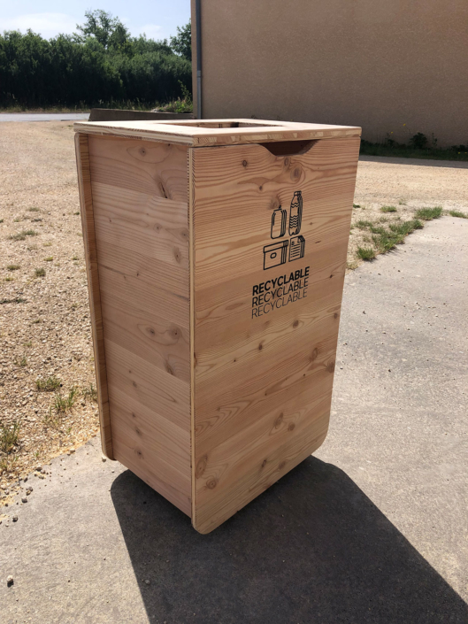 Borne de tri en bois personnalisée compatible extérieur